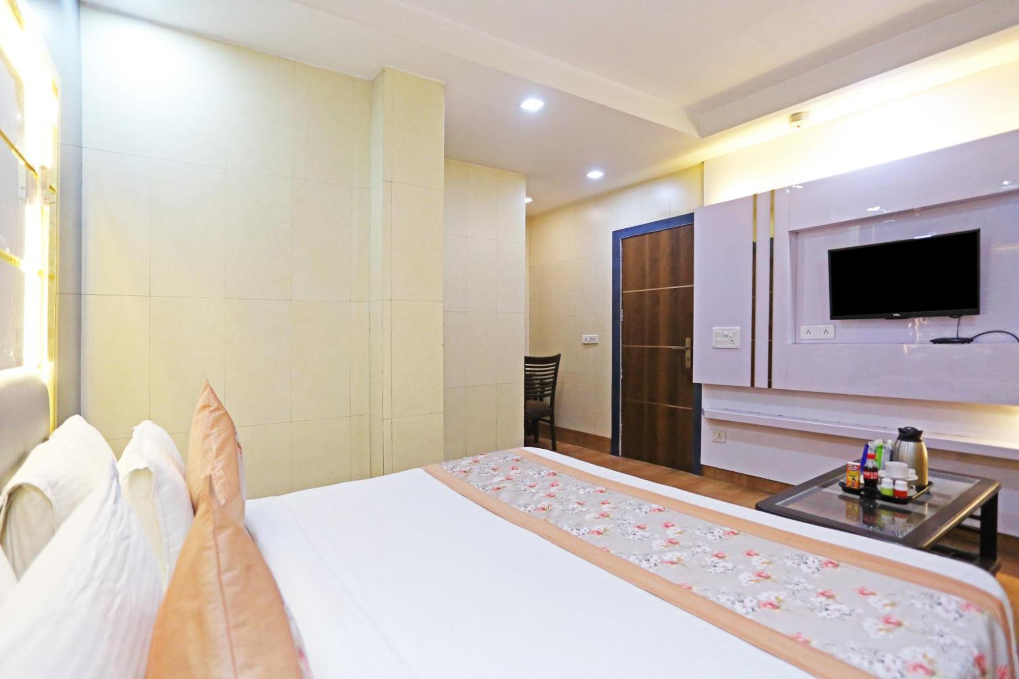 Hotel Preet Palace -5 Mints Walk From Nizamuddin Railway Station Нью-Делі Екстер'єр фото